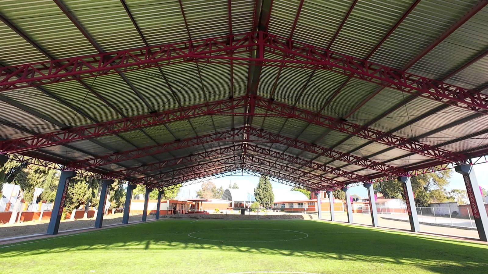 Alcaldesa de Chiautempan, Blanca Angulo, entrega la techumbre escolar más grande del estado